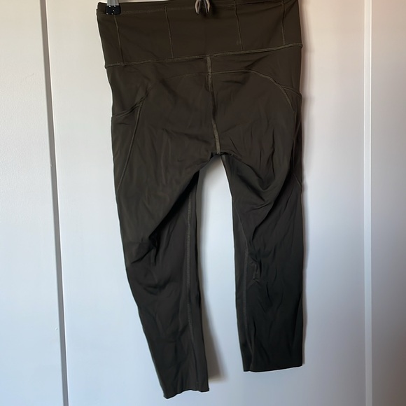 Lululemon crop leggings - Picture 2 of 4